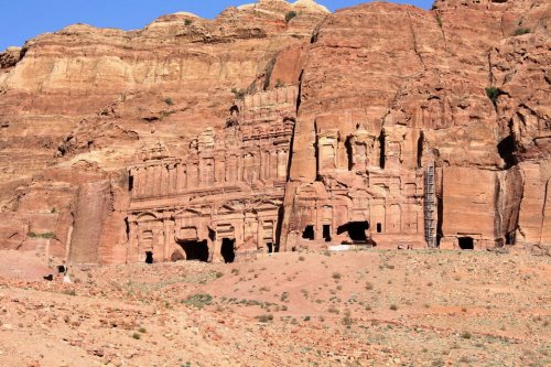 10 Невероятных мест, высеченных в скалах