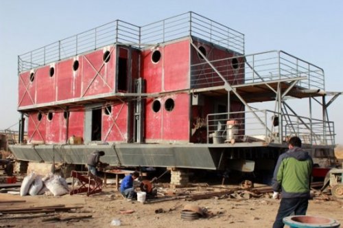Человек строит собственный ковчег в преддверии апокалипсиса 2012