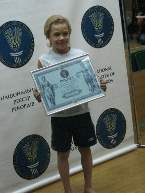 Украинский школьник Андрей Косташ – автор национального рекорда по количеству отжиманий от пола