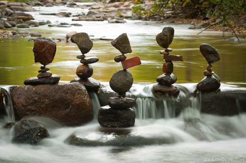 Сбалансированные каменные скульптуры, созданные Майклом Грэбом