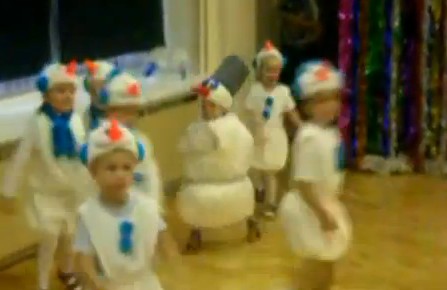 Снеговик отжигает на утреннике