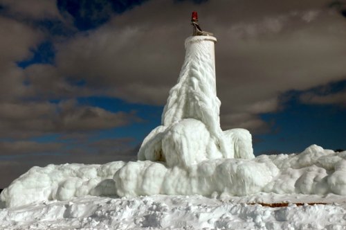 Маяки, скованные ледяной шубой (14 фото)