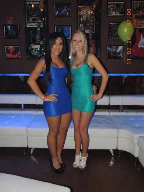 Стройные девушки в обтягивающих мини-платьях (36 фото)