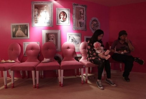 Кафе для поклонников куклы Barbie (10 фото + 1 видео)