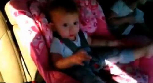 Реакция спящего малыша на Gangnam Style