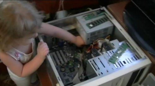 Малышка 2,5 лет показывает из чего состоит компьютер