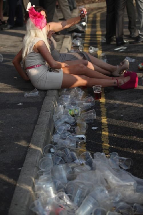 Женский день на скачках в Эйнтри (38 фото) Женский день на скачках в Эйнтри (38 фото)