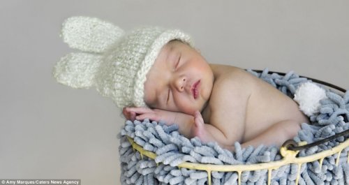Спящие младенцы в вязаных шапочках (12 фото)
