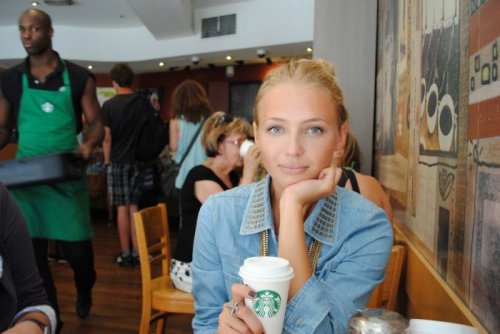 Симпатичные девушки из соцсетей (26 фото)