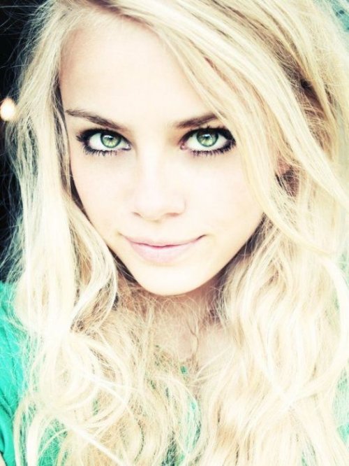 Симпатичные девушки из соцсетей (26 фото)