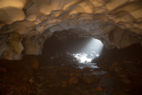 Прекрасная ледяная пещера на Камчатке (23 фото)
