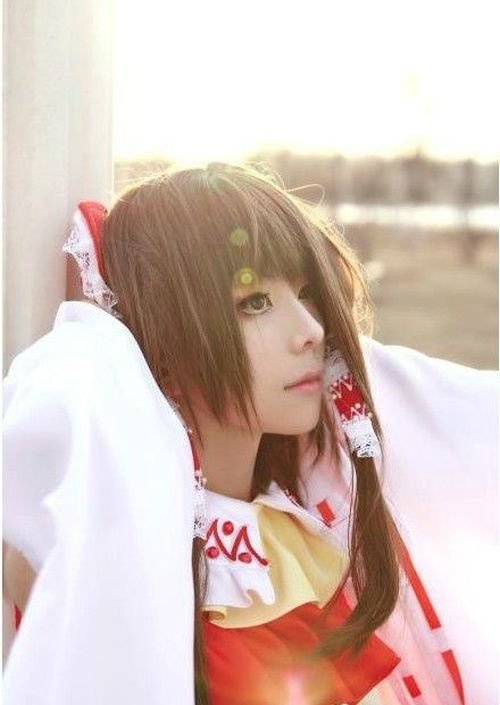 Японская девушка с косплей макияжем и без него (4 фото)