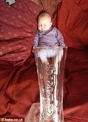 Новый фото-мем – младенцы в чашках (17 фото) Новый фото-мем – младенцы в чашках (17 фото)