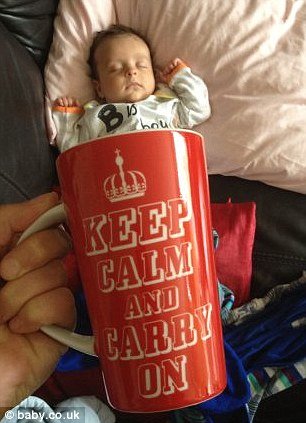 Новый фото-мем – младенцы в чашках (17 фото) Новый фото-мем – младенцы в чашках (17 фото)