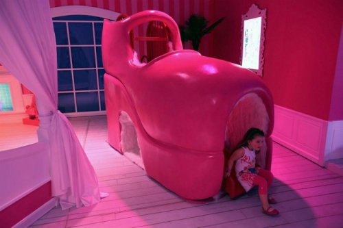 Дом куклы Барби, соответствующий человеческому росту (13 фото)
