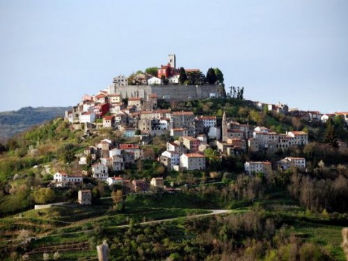 15 Прекрасных городов и деревень на вершинах холмов