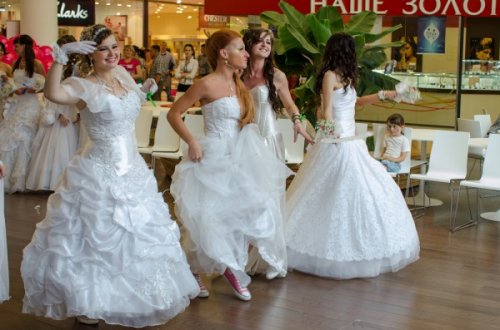 В Рязани состоялся забег невест (20 фото)
