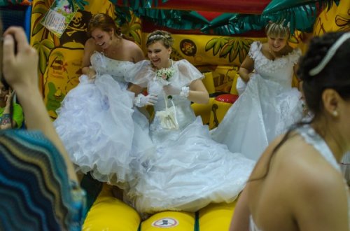 В Рязани состоялся забег невест (20 фото)
