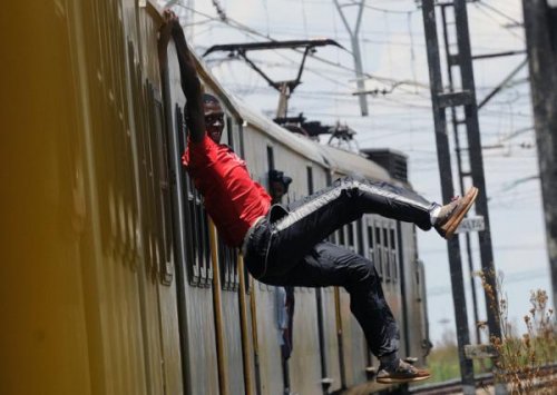 Танцы со смертью: сёрфингисты на поездах Соуэто