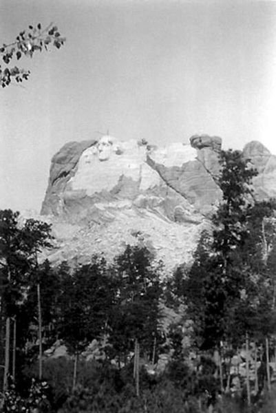 Ретро-фотографии строительства известных достопримечательностей (43 фото) Ретро-фотографии строительства известных достопримечательностей (43 фото)