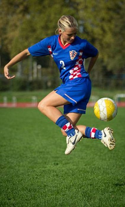 Тихана Немчич – первая женщина-тренер мужской футбольной команды (26 фото) Тихана Немчич – первая женщина-тренер мужской футбольной команды (26 фото)