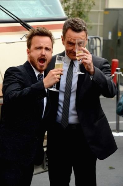 Вечеринка по случаю окончания съёмок телесериала Breaking Bad (14 фото) Вечеринка по случаю окончания съёмок телесериала Breaking Bad (14 фото)