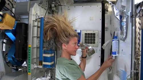 Как моют волосы в условиях невесомости женщины-космонавты