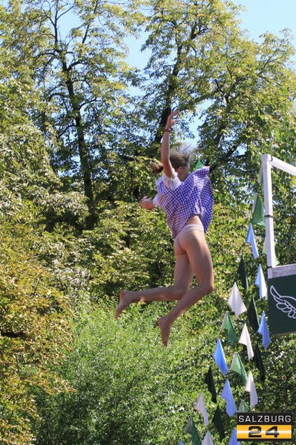 На чемпионате в Зальцбурге по прыжкам в воду в национальных костюмах (28 фото) На чемпионате в Зальцбурге по прыжкам в воду в национальных костюмах (28 фото)