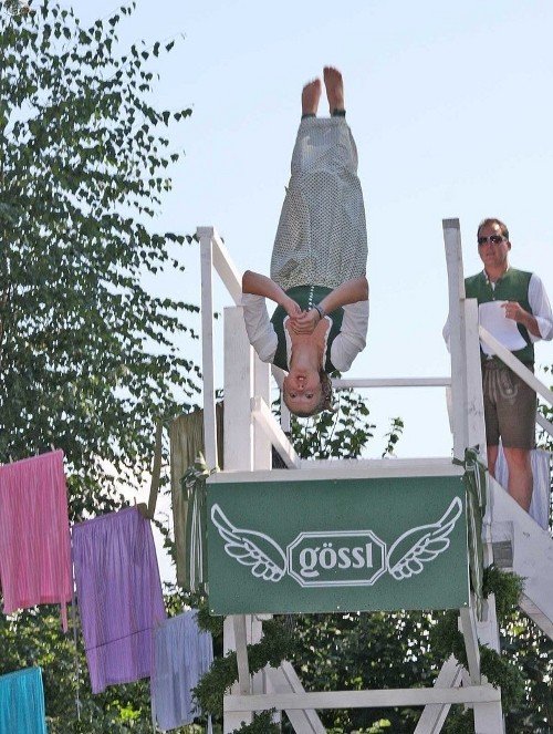 На чемпионате в Зальцбурге по прыжкам в воду в национальных костюмах (28 фото) На чемпионате в Зальцбурге по прыжкам в воду в национальных костюмах (28 фото)