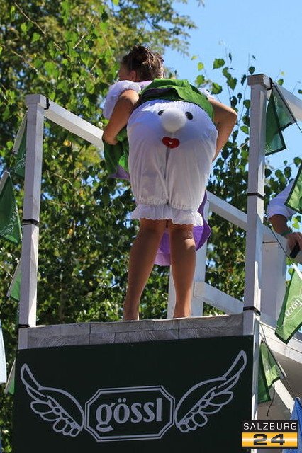 На чемпионате в Зальцбурге по прыжкам в воду в национальных костюмах (28 фото) На чемпионате в Зальцбурге по прыжкам в воду в национальных костюмах (28 фото)