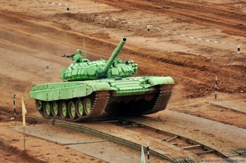Фоторепортаж со съёмок танкового биатлона (30 фото)