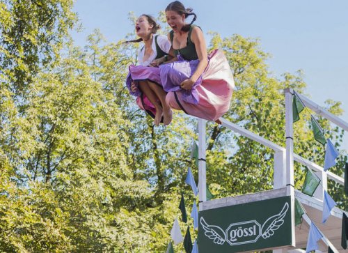 На чемпионате в Зальцбурге по прыжкам в воду в национальных костюмах (28 фото)