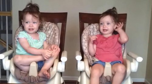 Малышки-близняшки танцуют под гитару год спустя