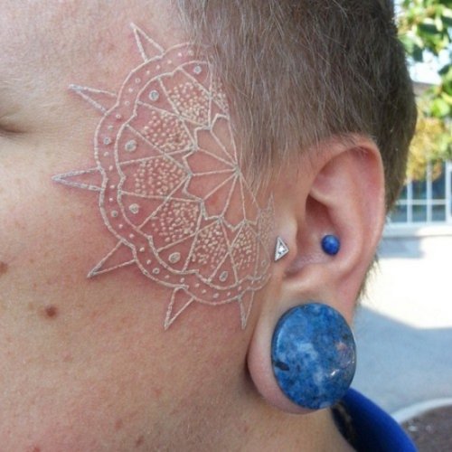 Люди и татуировки (23 фото)