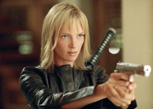 Горячие голливудские красотки с оружием (12 фото)