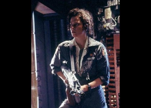 Горячие голливудские красотки с оружием (12 фото)