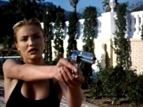 Горячие голливудские красотки с оружием (12 фото)