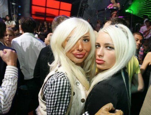 Чудаки и глЯмурные красотки из соцсетей (38 фото)