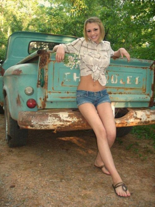 Девушки в коротких шортиках (21 фото)