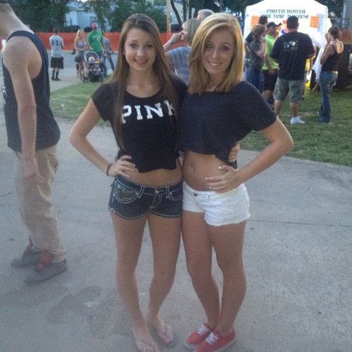 Девушки в коротких шортиках (21 фото)