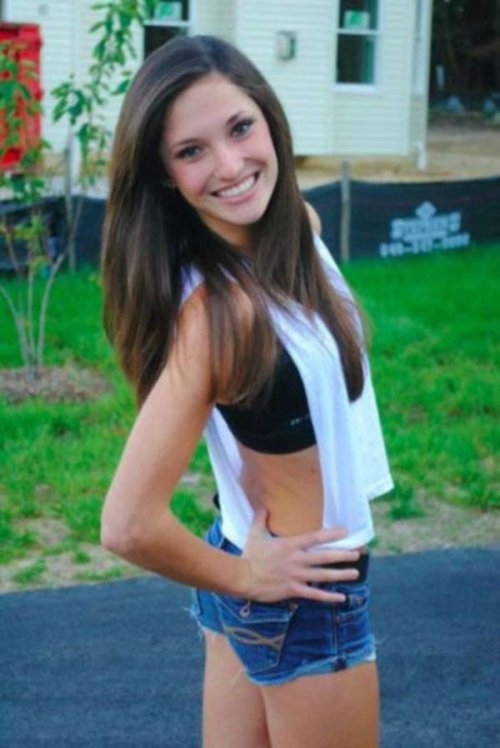 Девушки в коротких шортиках (21 фото)