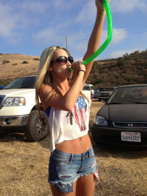 Девушки в коротких шортиках (21 фото)