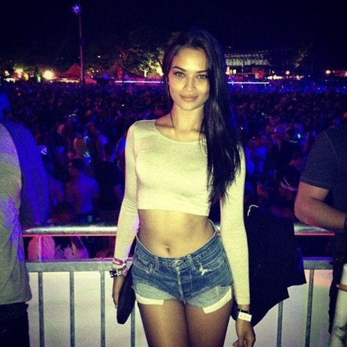 Девушки в коротких шортиках (21 фото)