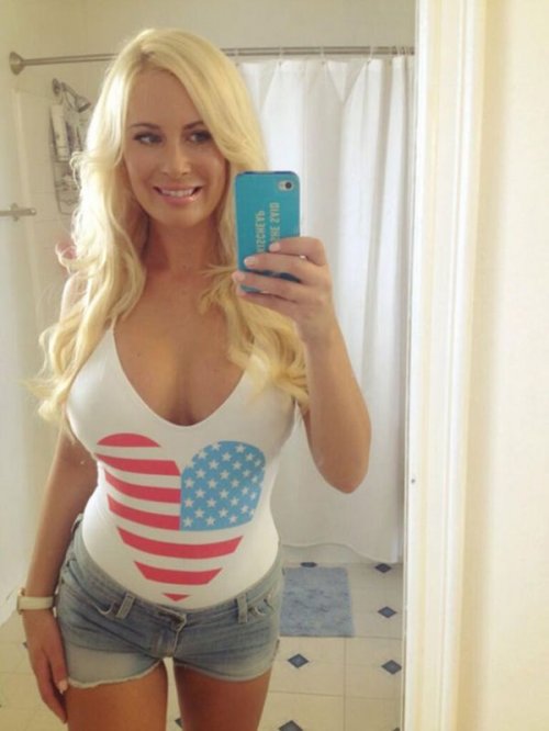 Девушки в коротких шортиках (21 фото)