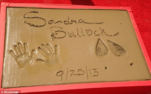 Сандра Баллок оставила свои следы на Аллее Славы (11 фото)