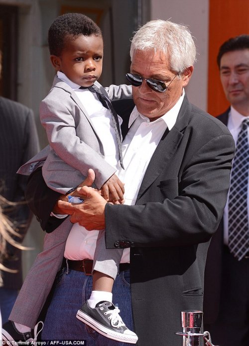 Сандра Баллок оставила свои следы на Аллее Славы (11 фото)