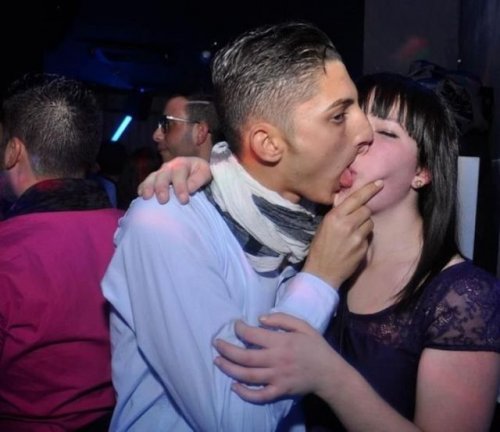 Самые нелепые поцелуи всех времён и народов (19 фото)