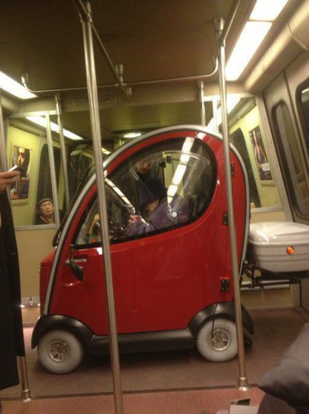 Странные пассажиры в общественном транспорте (34 фото)