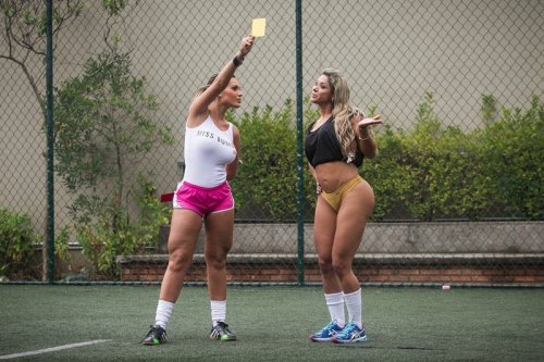 Будущие участницы конкурса попок сыграли в футбол (13 фото)