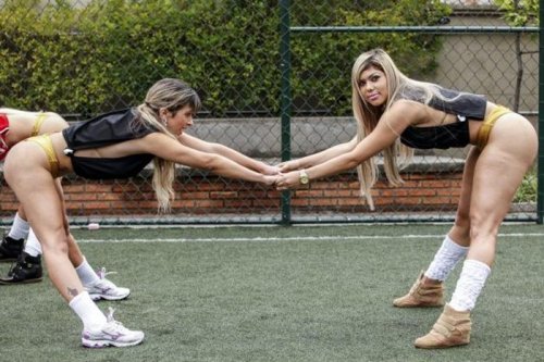 Будущие участницы конкурса попок сыграли в футбол (13 фото)